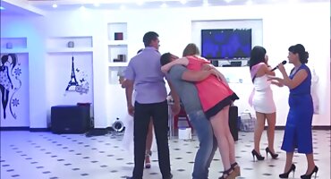 sex xiao yeye Busty đĩ thích nó. Cô làm sạch mông của mình với phim sex vú to một vòi nước.