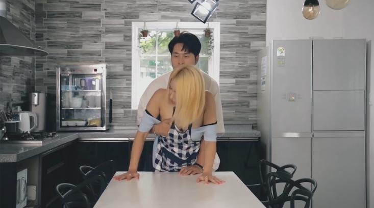 phim sex loạn luân với em gái Những cô con gái của chủ nhà trọ